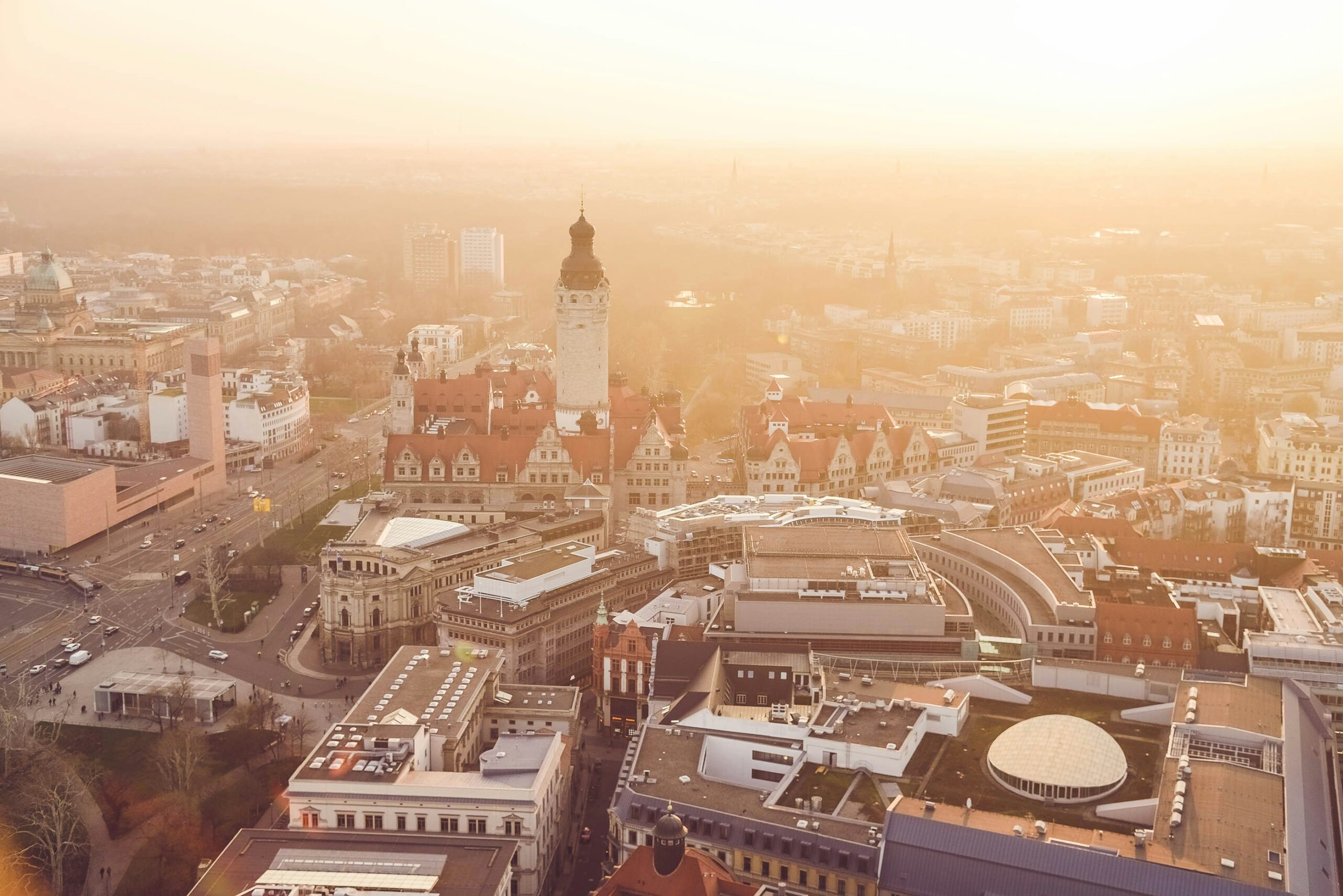 Veröffentlicht auf unsplash.com
Profil: Kiwihug
Veröffentlicht am 2. April 2019
https://unsplash.com/de/fotos/luftaufnahme-des-stadtgebiets-YR_r_lrfATc